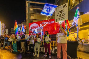 Hayfa, İsrail - 25 Ekim 2025: Geri dönüşüm kutularını ateşe verdikten sonra haftalarca hapsedilen sembolik eylemciler. Hükümete karşı düzenlenen protesto mitinginin bir parçası. Hayfa, İsrail