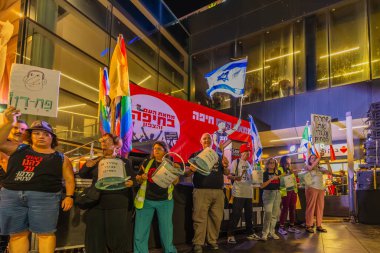 Hayfa, İsrail - 25 Ekim 2025: Geri dönüşüm kutularını ateşe verdikten sonra haftalarca hapsedilen sembolik eylemciler. Hükümete karşı düzenlenen protesto mitinginin bir parçası. Hayfa, İsrail