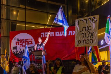 Hayfa, İsrail - 25 Ekim 2025: Geri dönüşüm kutularını ateşe verdikten sonra haftalarca hapsedilen sembolik eylemciler. Hükümete karşı düzenlenen protesto mitinginin bir parçası. Hayfa, İsrail