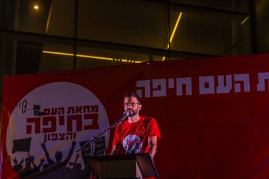 Hayfa, İsrail - 25 Ekim 2025: Dr. Nir Barak, ateşkes sonrasında hükümete karşı düzenlenen protesto mitinginin bir parçası olan kalabalığa sesleniyor. Hayfa, İsrail