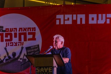 Hayfa, İsrail - 25 Ekim 2025: Amiram Levin, ateşkes sonrasında hükümete karşı düzenlenen bir protesto mitinginde kalabalığa sesleniyor. Hayfa, İsrail
