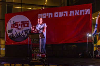 Hayfa, İsrail - 25 Ekim 2025: Dr. Tuly Flint hükümete karşı yapılan ateşkesin ardından kalabalığa sesleniyor. Hayfa, İsrail