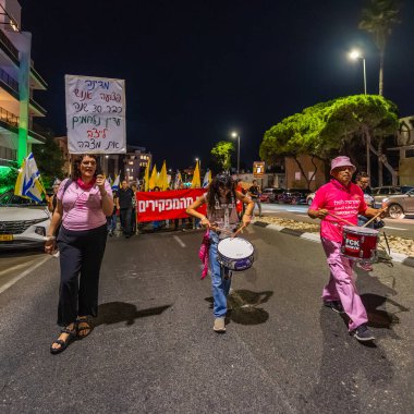 Hayfa, İsrail - 01 Kasım 2025: İnsanlar hükümete karşı yapılan ateşkesin ardından bir protesto yürüyüşüne (pembe cephe grubu) katılıyor. Hayfa, İsrail