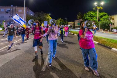 Hayfa, İsrail - 01 Kasım 2025: İnsanlar hükümete karşı yapılan ateşkesin ardından bir protesto yürüyüşüne (pembe cephe grubu) katılıyor. Hayfa, İsrail