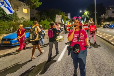 Hayfa, İsrail - 01 Kasım 2025: İnsanlar hükümete karşı yapılan ateşkesin ardından bir protesto yürüyüşüne (pembe cephe grubu) katılıyor. Hayfa, İsrail