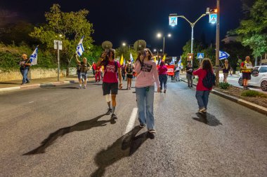 Hayfa, İsrail - 01 Kasım 2025: İnsanlar hükümete karşı yapılan ateşkesin ardından bir protesto yürüyüşüne (pembe cephe grubu) katılıyor. Hayfa, İsrail