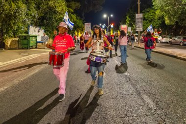 Hayfa, İsrail - 01 Kasım 2025: İnsanlar hükümete karşı yapılan ateşkesin ardından bir protesto yürüyüşüne (pembe cephe grubu) katılıyor. Hayfa, İsrail