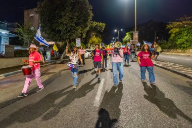 Hayfa, İsrail - 01 Kasım 2025: İnsanlar hükümete karşı yapılan ateşkesin ardından bir protesto yürüyüşüne (pembe cephe grubu) katılıyor. Hayfa, İsrail