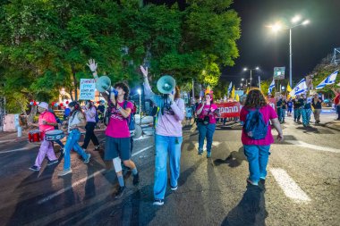 Hayfa, İsrail - 01 Kasım 2025: İnsanlar hükümete karşı yapılan ateşkesin ardından bir protesto yürüyüşüne (pembe cephe grubu) katılıyor. Hayfa, İsrail