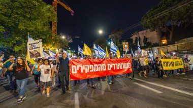 Hayfa, İsrail - 01 Kasım 2025: Çeşitli tabelaları ve bayrakları olan insanlar, ateşkes sonrasında hükümete karşı düzenlenen bir protesto mitingine katıldılar. Hayfa, İsrail