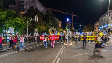 Hayfa, İsrail - 01 Kasım 2025: Çeşitli tabelaları ve bayrakları olan insanlar, ateşkes sonrasında hükümete karşı düzenlenen bir protesto mitingine katıldılar. Hayfa, İsrail