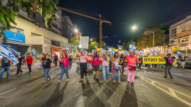 Hayfa, İsrail - 01 Kasım 2025: İnsanlar hükümete karşı yapılan ateşkesin ardından bir protesto yürüyüşüne (pembe cephe grubu) katılıyor. Hayfa, İsrail