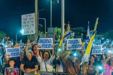 Hayfa, İsrail - 01 Kasım 2025: Kalabalık işaretler kaldırıyor - Hayfa, İsrail 'deki protesto mitinginde zafer umudu