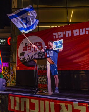 Hayfa, İsrail - 01 Kasım 2025: Kalabalık işaretler kaldırıyor - Hayfa, İsrail 'deki protesto mitinginde zafer umudu