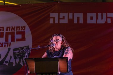 Hayfa, İsrail - 01 Kasım 2025: Protesto lideri Gali Eshet Bazak, ateşkes sonrasında hükümete karşı düzenlenen bir protesto mitinginde kalabalığa konuştu. Hayfa, İsrail