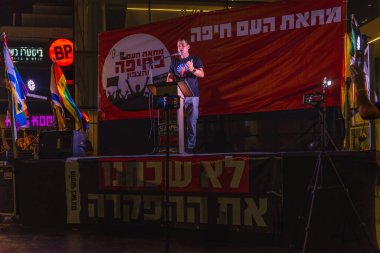 Hayfa, İsrail - 01 Kasım 2025: Protesto lideri Ami Dror, ateşkes sonrasında hükümete karşı düzenlenen bir protesto mitinginde kalabalığa konuştu. Hayfa, İsrail