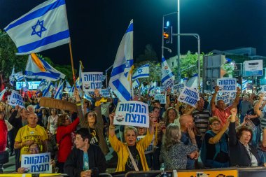 Hayfa, İsrail - 01 Kasım 2025: Kalabalık işaretler kaldırıyor - Hayfa, İsrail 'deki protesto mitinginde zafer umudu