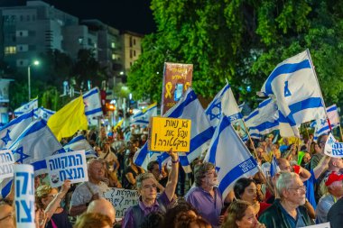 Hayfa, İsrail - 01 Kasım 2025: Çeşitli tabela ve bayraklara sahip bir grup insan, ateşkes sonrasında hükümete karşı düzenlenen protestoya katıldı. Hayfa, İsrail