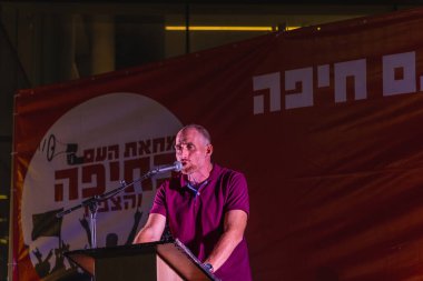 Hayfa, İsrail - 01 Kasım 2025: Ron Gerlitz, hükümete karşı ateşkes yapıldıktan sonra kalabalığa sesleniyor. Hayfa, İsrail