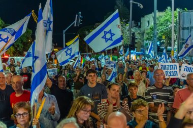 Hayfa, İsrail - 01 Kasım 2025: Çeşitli tabela ve bayraklara sahip bir grup insan, ateşkes sonrasında hükümete karşı düzenlenen protestoya katıldı. Hayfa, İsrail