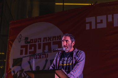 Hayfa, İsrail - 01 Kasım 2025: 85 yaşındaki babası Hamas tarafından kaçırılıp öldürülen Boaz Zalmanovich, bir protesto mitinginde kalabalığa konuştu. Hayfa, İsrail