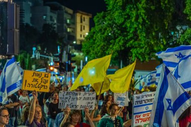 Hayfa, İsrail - 01 Kasım 2025: Çeşitli tabela ve bayraklara sahip bir grup insan, ateşkes sonrasında hükümete karşı düzenlenen protestoya katıldı. Hayfa, İsrail