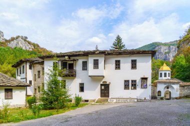 Gara Cerepish, Bulgaristan - 15 Eylül 2023: Bulgaristan 'daki 14. yüzyıl kökleri ortodoks manastırı Cherepish Manastırı (Tanrı' nın Annesi Varsayımı)