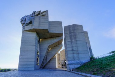 Shumen, Bulgaristan - 19 Eylül 2023: Bulgaristan 'ın Shumen kentindeki Bulgar Devlet Anıtı Kurucularına Bakış