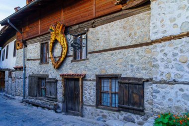 Bulgaristan 'ın Bansko kenti - 29 Eylül 2023: Bulgaristan' ın güneybatısındaki Bansko kentinde tipik binalara sahip bir sokak manzarası