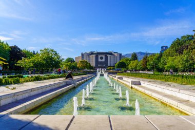 Sofya, Bulgaristan - 09 Ekim 2023: Bulgaristan 'ın başkenti Sofya' daki Ulusal Kültür Sarayı (NDK) bahçesi ve çeşmesi, Yerel ve Ziyaretçiler