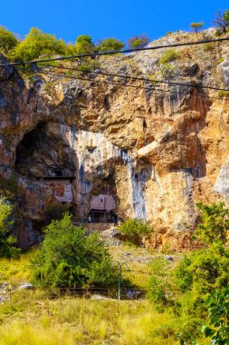 Kuzey Makedonya 'nın Radozhda kasabasındaki Aziz Başmelek Michael mağarasının manzarası