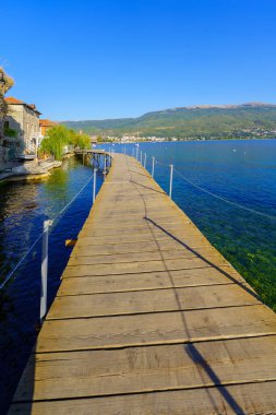 Kuzey Makedonya 'nın Ohri kentindeki göl kıyısında yükseltilmiş bir patika manzarası