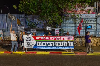 Hayfa, İsrail - 08 Kasım 2025: İnsanlar hükümete karşı yapılan ateşkesin ardından çeşitli işaretlerle bir protesto yürüyüşüne (barış eylemcileri grubu) katıldılar. Hayfa, İsrail