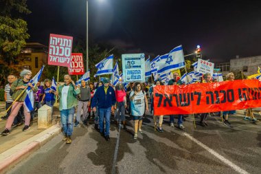 Hayfa, İsrail - 08 Kasım 2025: Çeşitli tabela ve bayrakları olan insanlar, ateşkes sonrasında hükümete karşı düzenlenen bir protesto mitingine katıldılar. Hayfa, İsrail