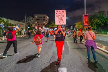 Hayfa, İsrail - 08 Kasım 2025: İnsanlar hükümete karşı yapılan ateşkesin ardından bir protesto yürüyüşüne (pembe cephe grubu) katılıyor. Hayfa, İsrail