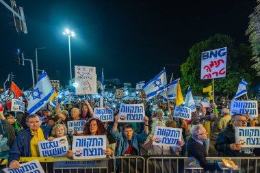 Hayfa, İsrail - 08 Kasım 2025: Kalabalık işaretler kaldırıyor - Hayfa, İsrail 'deki protesto mitinginde zafer umut edilecek