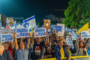 Hayfa, İsrail - 08 Kasım 2025: Kalabalık işaretler kaldırıyor - Hayfa, İsrail 'deki protesto mitinginde zafer umut edilecek