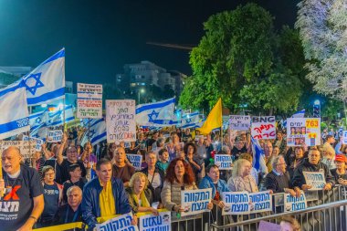 Hayfa, İsrail - 08 Kasım 2025: Kalabalık işaretler kaldırıyor - Hayfa, İsrail 'deki protesto mitinginde zafer umut edilecek
