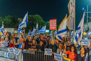 Hayfa, İsrail - 08 Kasım 2025: Kalabalık işaretler kaldırıyor - Hayfa, İsrail 'deki protesto mitinginde zafer umut edilecek