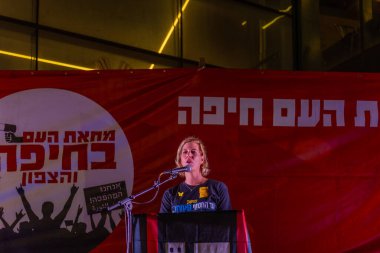 Hayfa, İsrail - 08 Kasım 2025: Carmit Palty Katzir, ateşkes sonrasında hükümete karşı düzenlenen bir protesto mitinginde kalabalığa sesleniyor. Hayfa, İsrail