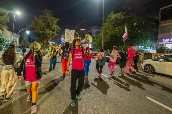 Hayfa, İsrail - 08 Kasım 2025: İnsanlar hükümete karşı yapılan ateşkesin ardından bir protesto yürüyüşüne (pembe cephe grubu) katılıyor. Hayfa, İsrail