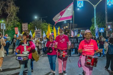 Hayfa, İsrail - 15 Kasım 2025: İnsanlar hükümete karşı yapılan ateşkesin ardından bir protesto yürüyüşüne (pembe cephe grubu) katılıyor. Hayfa, İsrail