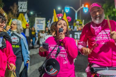 Hayfa, İsrail - 15 Kasım 2025: İnsanlar hükümete karşı yapılan ateşkesin ardından bir protesto yürüyüşüne (pembe cephe grubu) katılıyor. Hayfa, İsrail