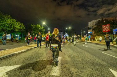 Hayfa, İsrail - 15 Kasım 2025: Çeşitli tabela ve bayrakları olan insanlar, ateşkes sonrasında hükümete karşı düzenlenen protestoya katıldılar. Hayfa, İsrail