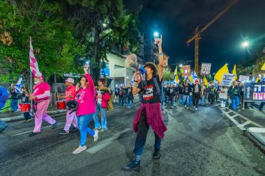 Hayfa, İsrail - 15 Kasım 2025: İnsanlar hükümete karşı yapılan ateşkesin ardından bir protesto yürüyüşüne (pembe cephe grubu) katılıyor. Hayfa, İsrail