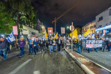 Hayfa, İsrail - 15 Kasım 2025: Çeşitli tabela ve bayrakları olan insanlar, ateşkes sonrasında hükümete karşı düzenlenen protestoya katıldılar. Hayfa, İsrail