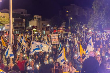 Hayfa, İsrail - 15 Kasım 2025: Çeşitli tabela ve bayraklara sahip bir grup insan, ateşkesin ardından hükümete karşı düzenlenen protestoya katıldı. Hayfa, İsrail