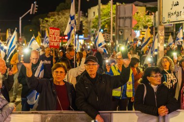 Hayfa, İsrail - 15 Kasım 2025: Çeşitli tabela ve bayraklara sahip bir grup insan, ateşkesin ardından hükümete karşı düzenlenen protestoya katıldı. Hayfa, İsrail