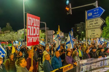 Hayfa, İsrail - 15 Kasım 2025: Çeşitli tabela ve bayraklara sahip bir grup insan, ateşkesin ardından hükümete karşı düzenlenen protestoya katıldı. Hayfa, İsrail