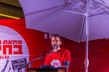 Hayfa, İsrail - 15 Kasım 2025: Dr. Nir Barak, ateşkes sonrasında hükümete karşı düzenlenen bir protesto mitinginde kalabalığa sesleniyor. Hayfa, İsrail